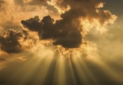 clouds with sun rays shining through